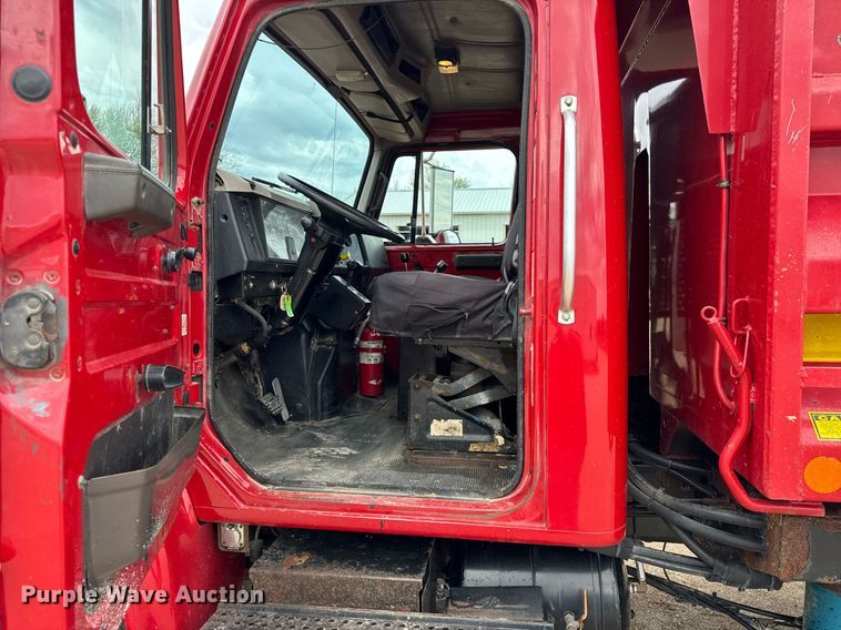 image for item DH9929 1999 International F4900 dump truck