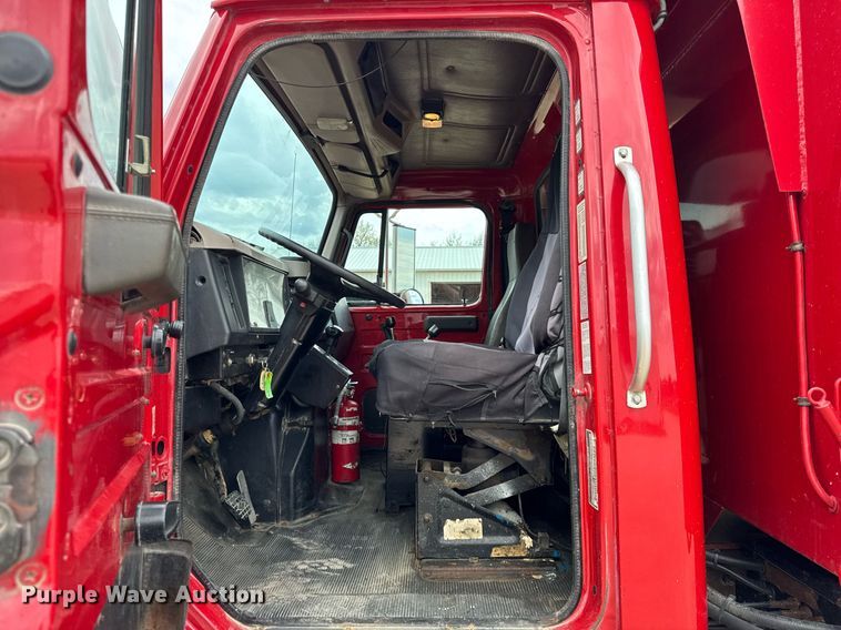 image for item DH9929 1999 International F4900 dump truck