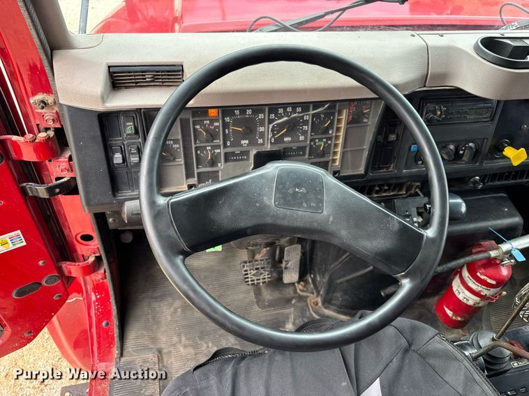 image for item DH9929 1999 International F4900 dump truck