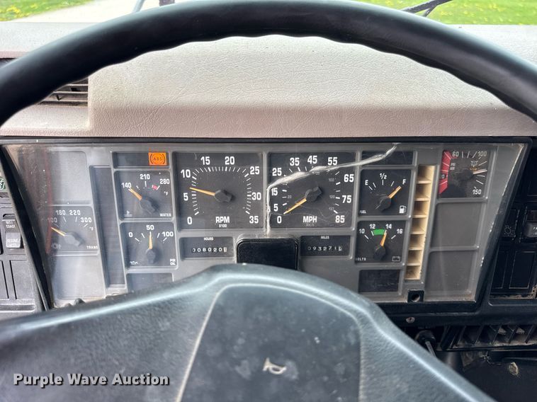 image for item DH9929 1999 International F4900 dump truck