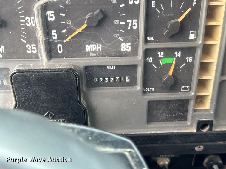 image for item DH9929 1999 International F4900 dump truck