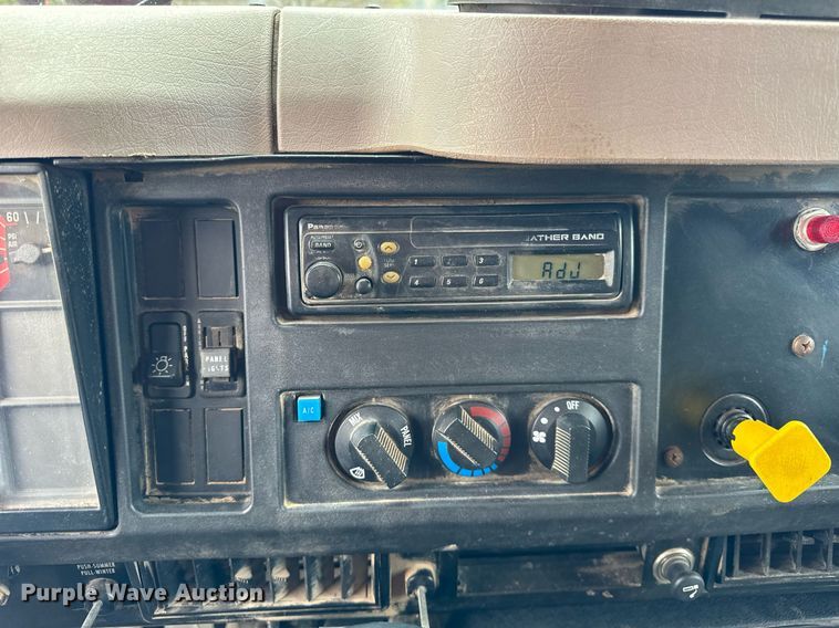 image for item DH9929 1999 International F4900 dump truck