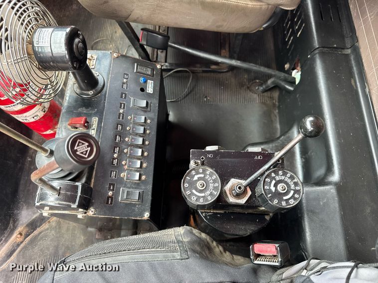 image for item DH9929 1999 International F4900 dump truck