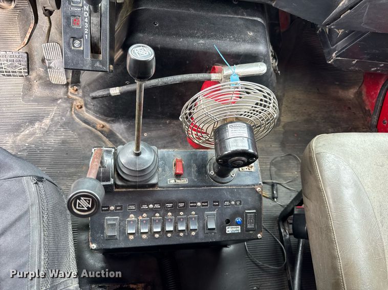 image for item DH9929 1999 International F4900 dump truck