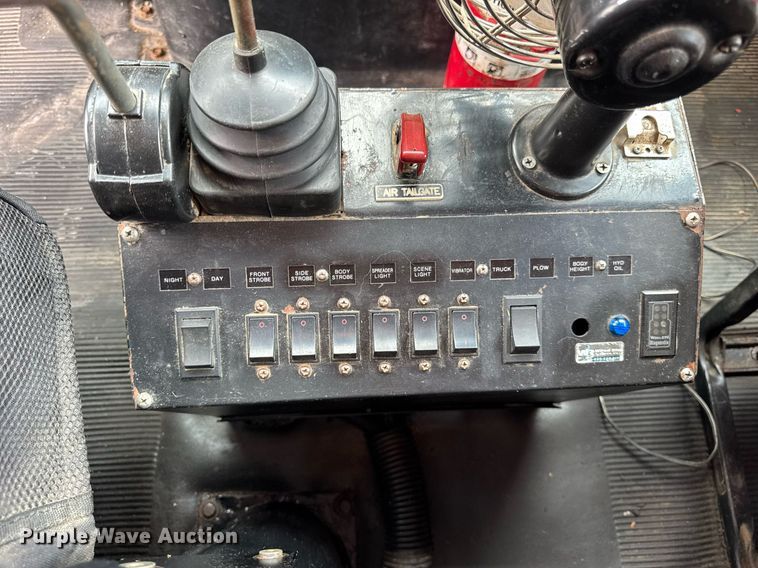 image for item DH9929 1999 International F4900 dump truck