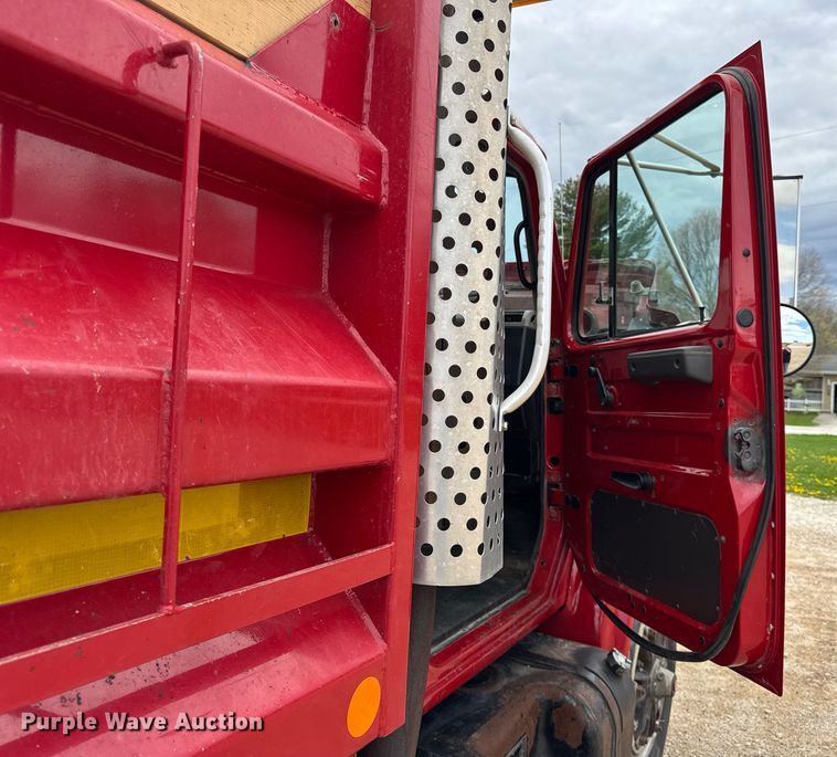 image for item DH9929 1999 International F4900 dump truck