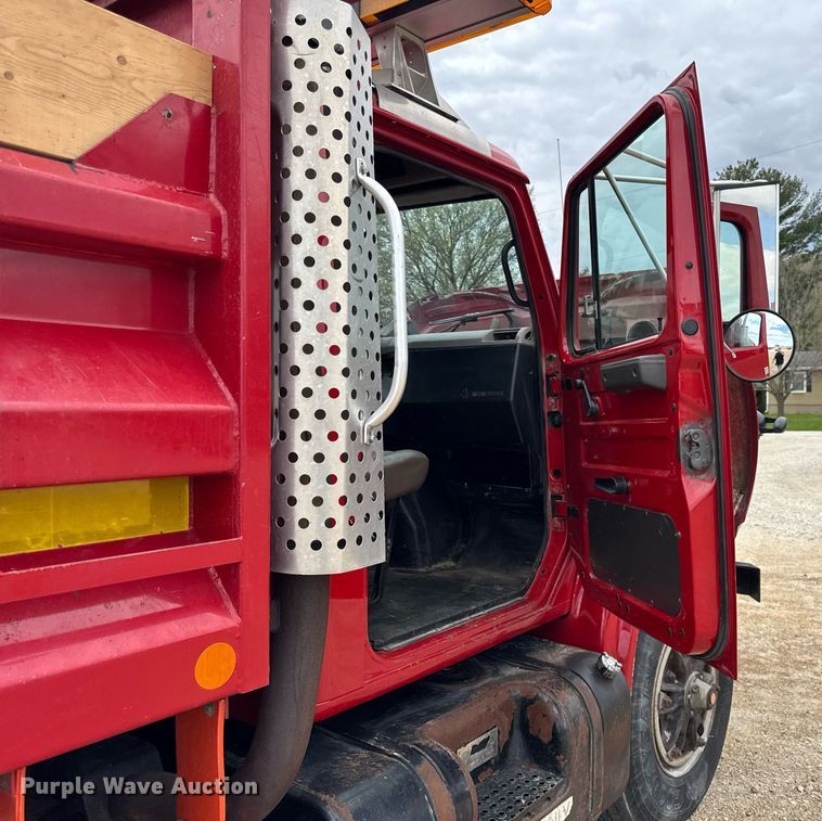 image for item DH9929 1999 International F4900 dump truck