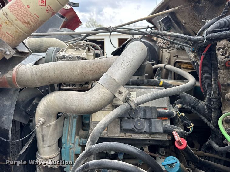 image for item DH9929 1999 International F4900 dump truck