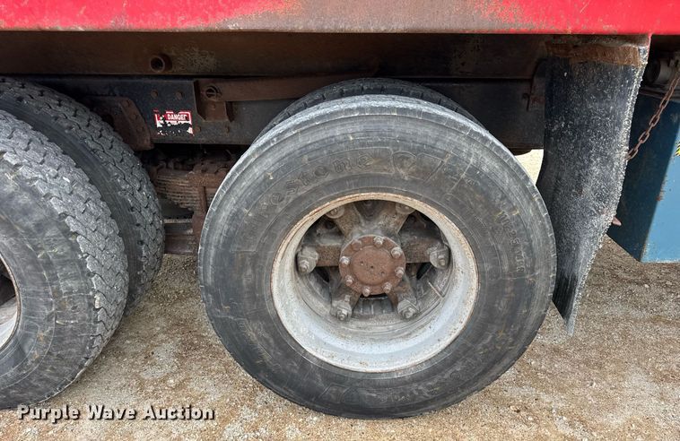 image for item DH9929 1999 International F4900 dump truck