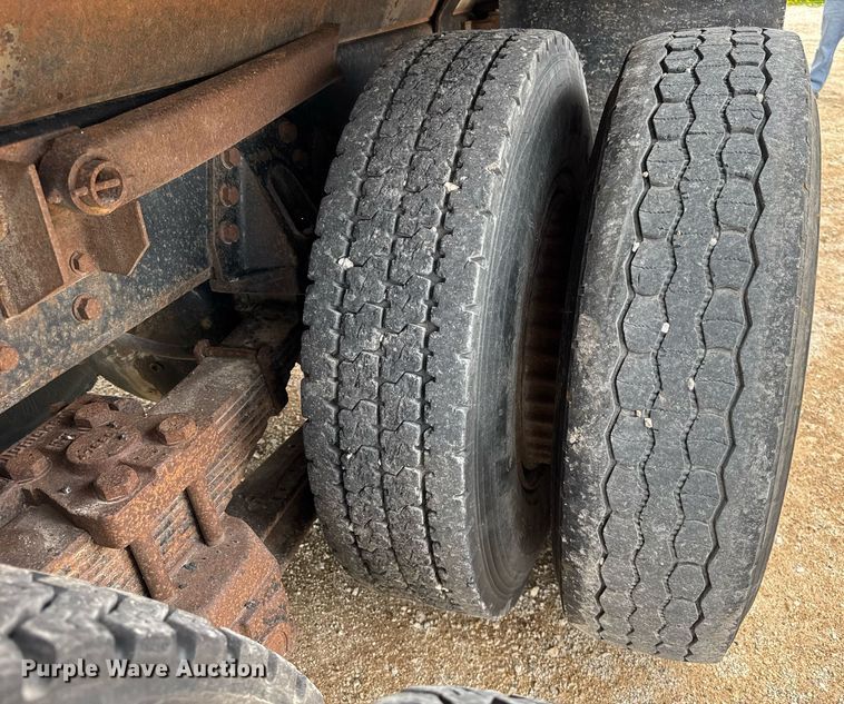 image for item DH9929 1999 International F4900 dump truck