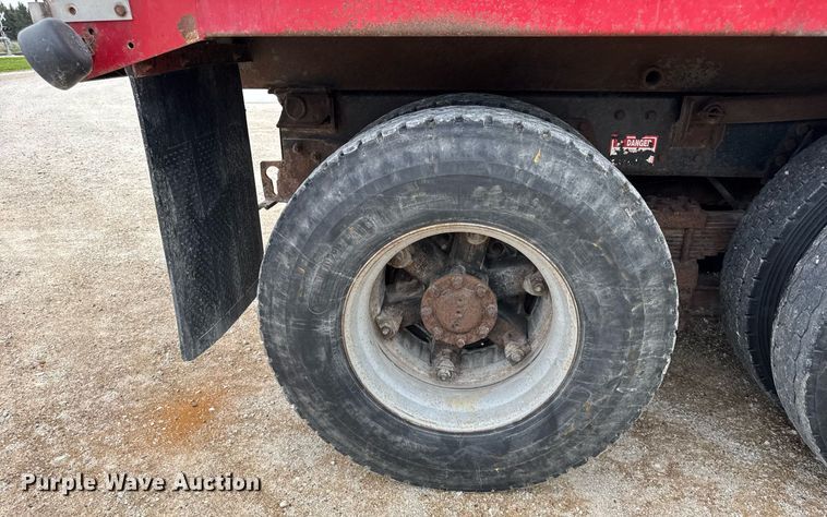 image for item DH9929 1999 International F4900 dump truck