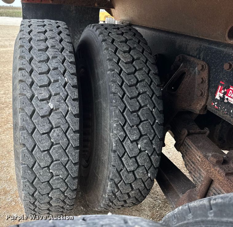 image for item DH9929 1999 International F4900 dump truck