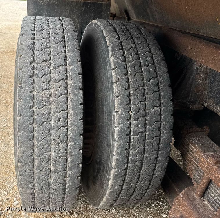 image for item DH9929 1999 International F4900 dump truck