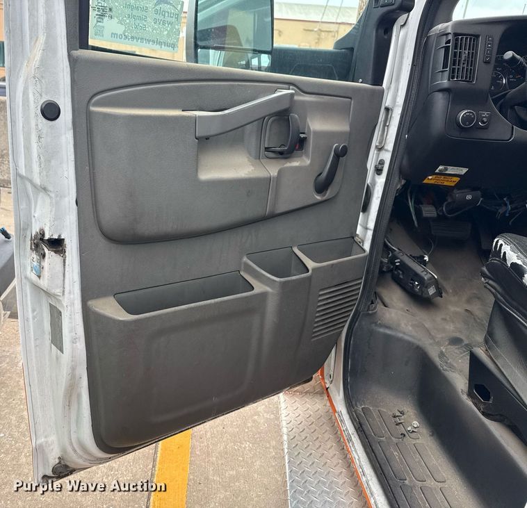 image for item DM5730 2016 Chevrolet Express G4500 shuttle bus