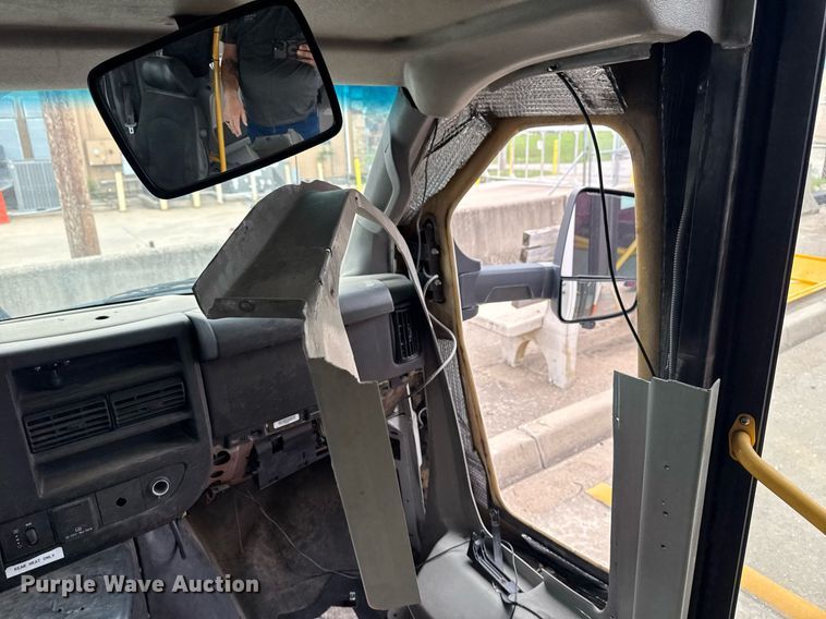 image for item DM5730 2016 Chevrolet Express G4500 shuttle bus