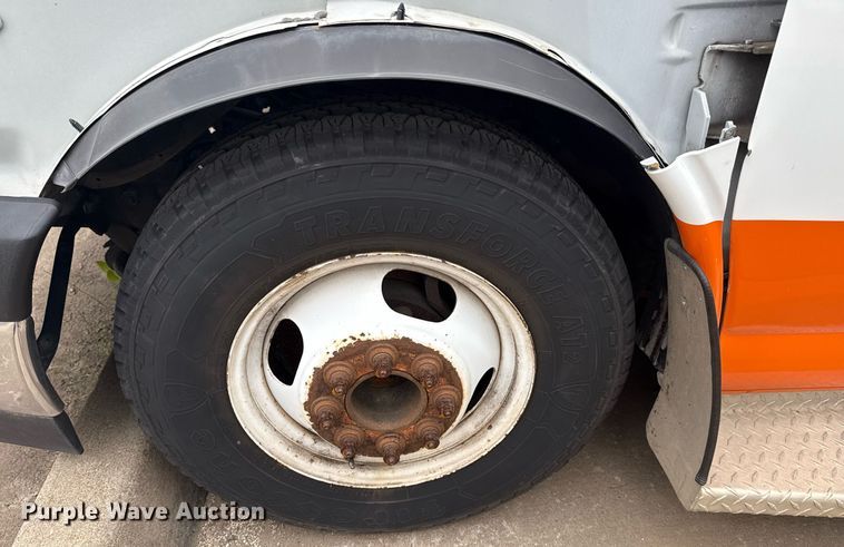 image for item DM5730 2016 Chevrolet Express G4500 shuttle bus