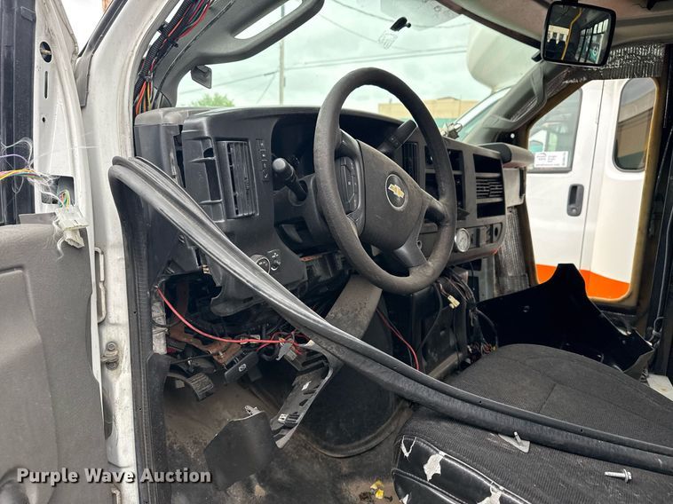 image for item DM5731 2016 Chevrolet Express G4500 shuttle bus