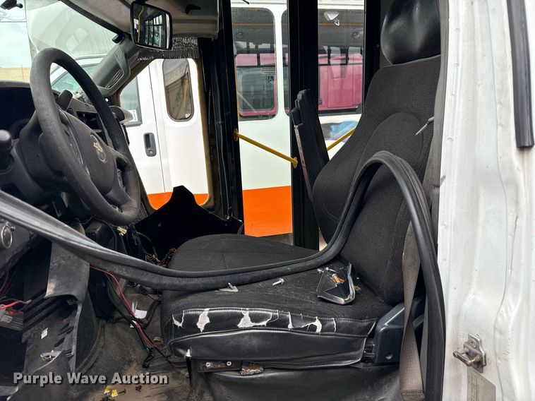 image for item DM5731 2016 Chevrolet Express G4500 shuttle bus