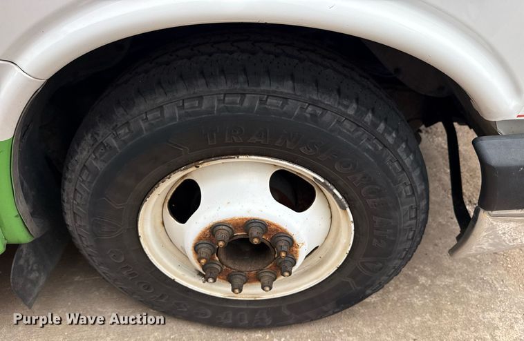 image for item DM5731 2016 Chevrolet Express G4500 shuttle bus