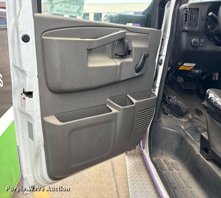 image for item DM5732 2016 Chevrolet Express G4500 shuttle bus