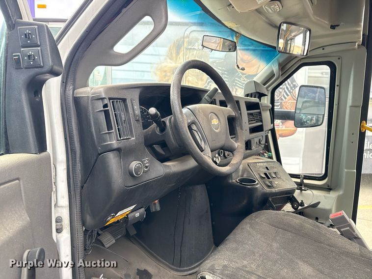 image for item DM5732 2016 Chevrolet Express G4500 shuttle bus
