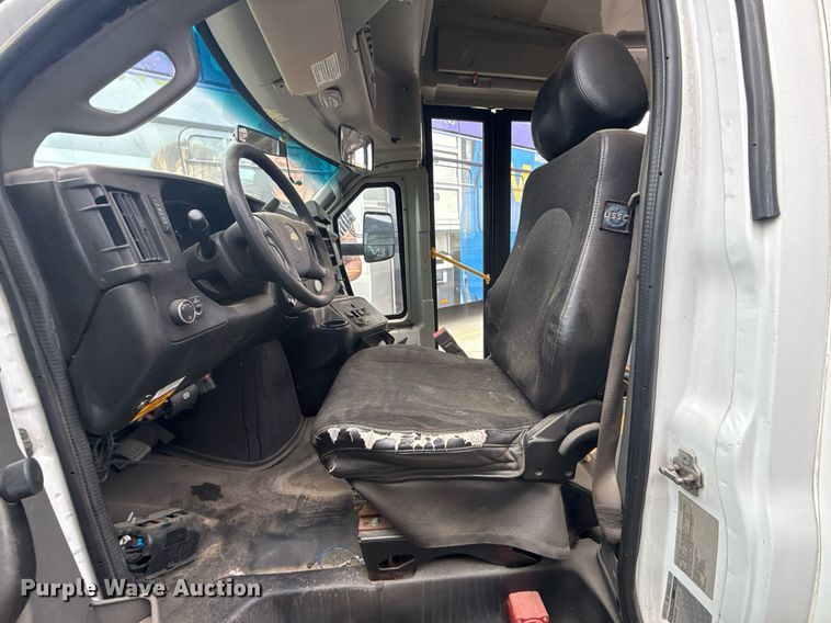 image for item DM5732 2016 Chevrolet Express G4500 shuttle bus