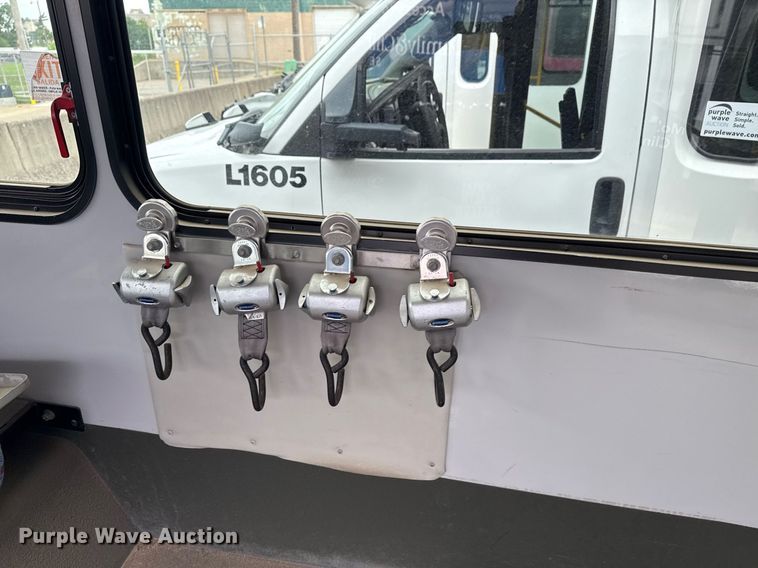 image for item DM5732 2016 Chevrolet Express G4500 shuttle bus