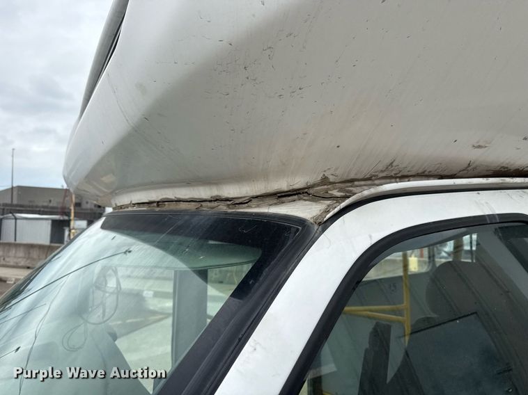 image for item DM5733 2014 Chevrolet Express G4500 shuttle bus