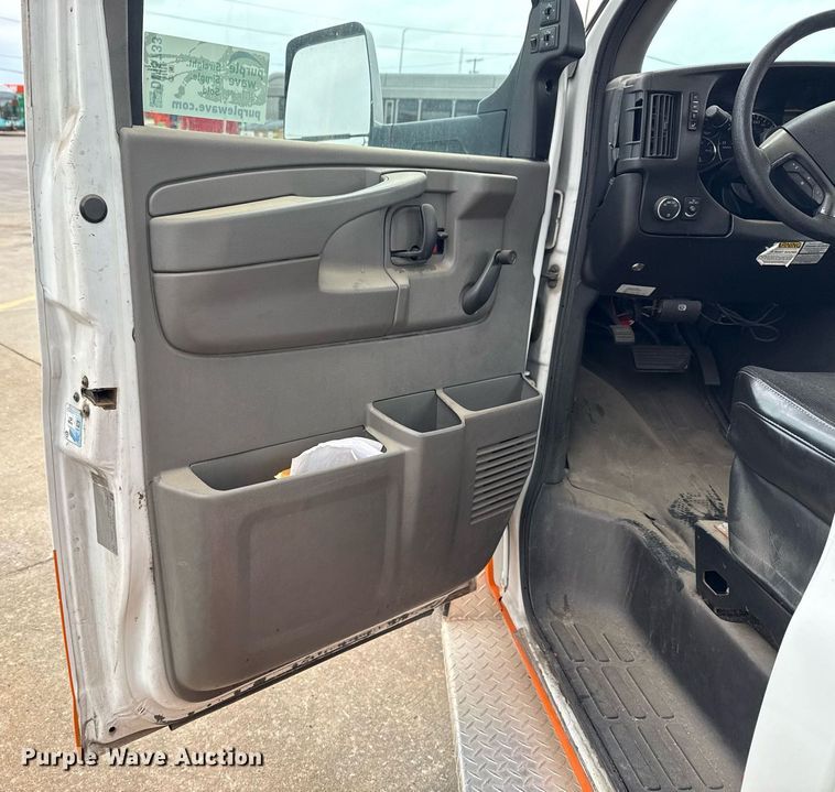 image for item DM5733 2014 Chevrolet Express G4500 shuttle bus