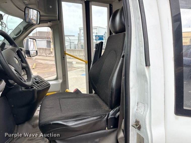 image for item DM5733 2014 Chevrolet Express G4500 shuttle bus