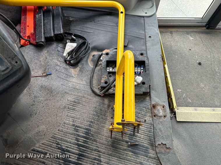 image for item DM5733 2014 Chevrolet Express G4500 shuttle bus