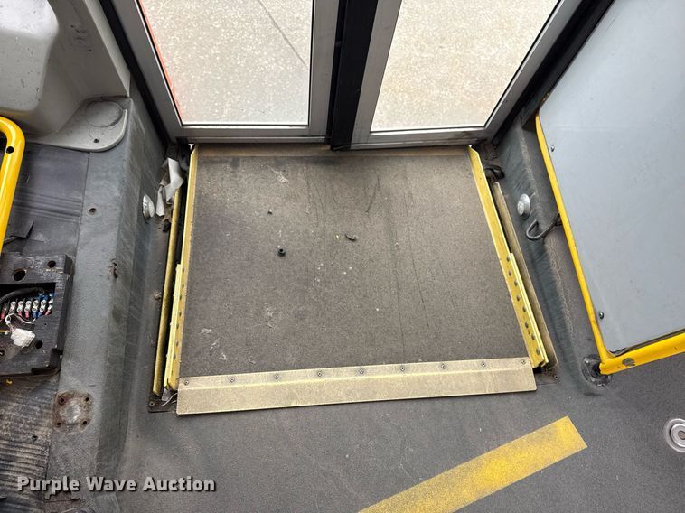 image for item DM5733 2014 Chevrolet Express G4500 shuttle bus