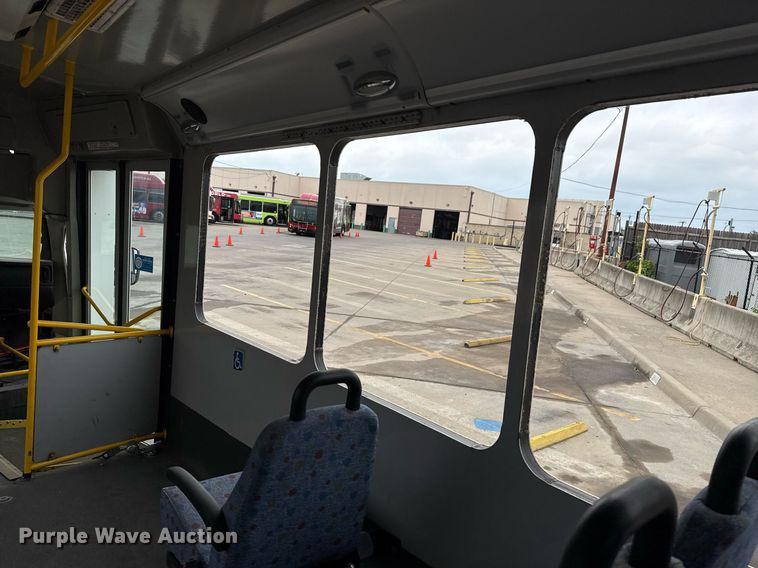 image for item DM5733 2014 Chevrolet Express G4500 shuttle bus