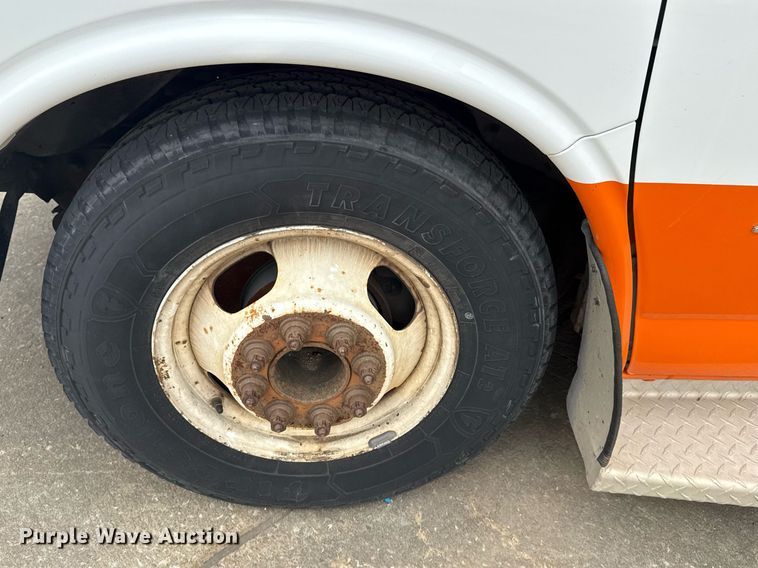 image for item DM5733 2014 Chevrolet Express G4500 shuttle bus