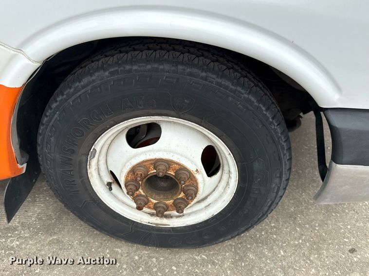 image for item DM5733 2014 Chevrolet Express G4500 shuttle bus