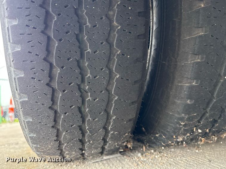 image for item DM5733 2014 Chevrolet Express G4500 shuttle bus