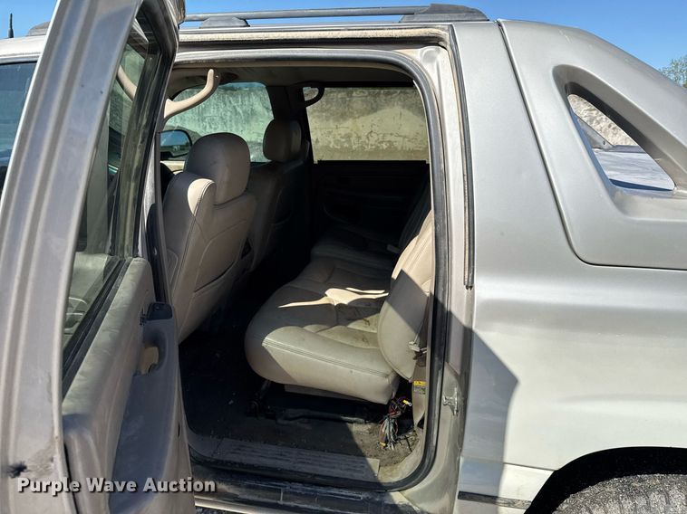 image for item DO0929 2005 Chevrolet Avalanche 1500 Crew Cab pickup truck