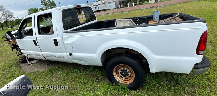 image for item DO0976 2003 Ford F350 Super Duty Crew Cab pickup truck