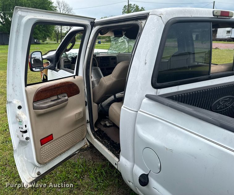 image for item DO0976 2003 Ford F350 Super Duty Crew Cab pickup truck