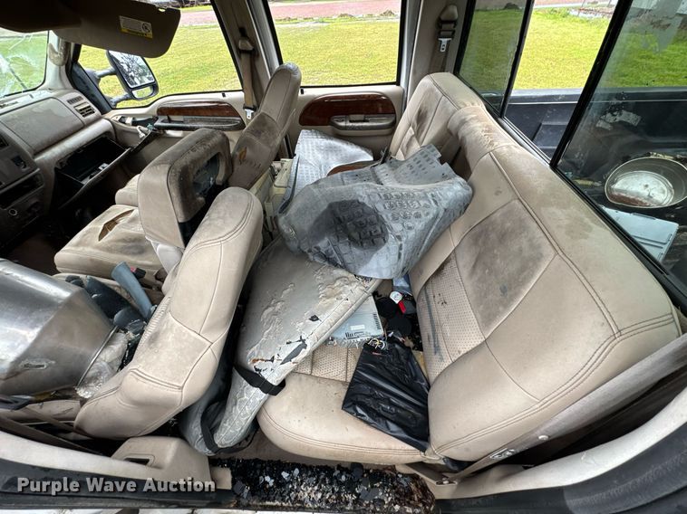 image for item DO0976 2003 Ford F350 Super Duty Crew Cab pickup truck