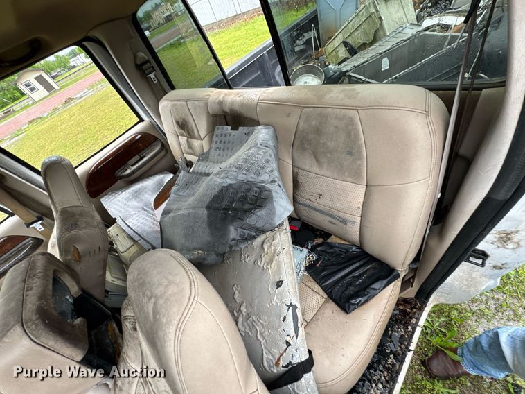 image for item DO0976 2003 Ford F350 Super Duty Crew Cab pickup truck