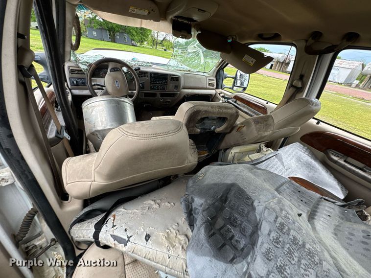 image for item DO0976 2003 Ford F350 Super Duty Crew Cab pickup truck