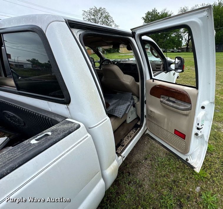 image for item DO0976 2003 Ford F350 Super Duty Crew Cab pickup truck