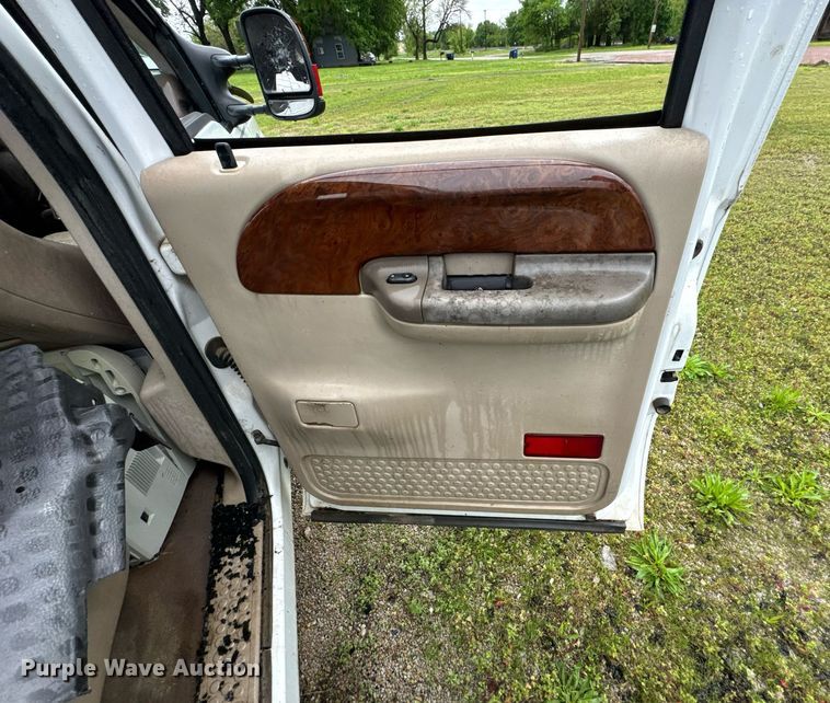 image for item DO0976 2003 Ford F350 Super Duty Crew Cab pickup truck