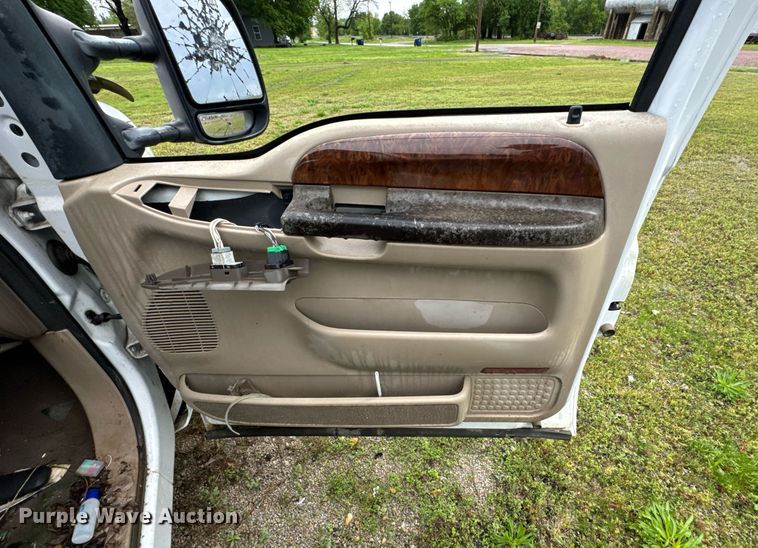 image for item DO0976 2003 Ford F350 Super Duty Crew Cab pickup truck