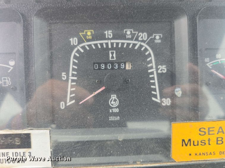 image for item DO7927 2000 New Holland TS100 tractor