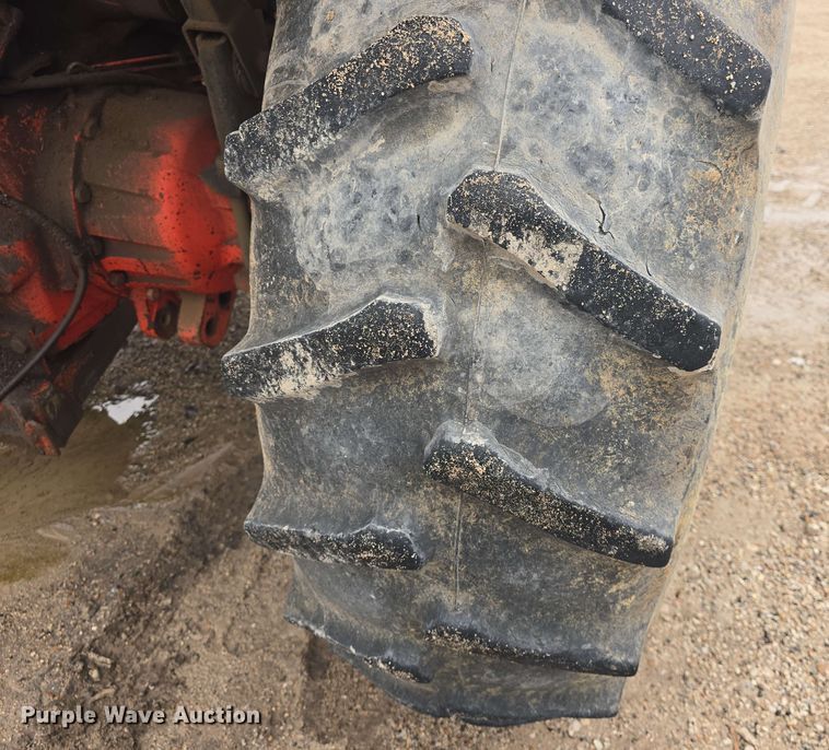 image for item DO7927 2000 New Holland TS100 tractor