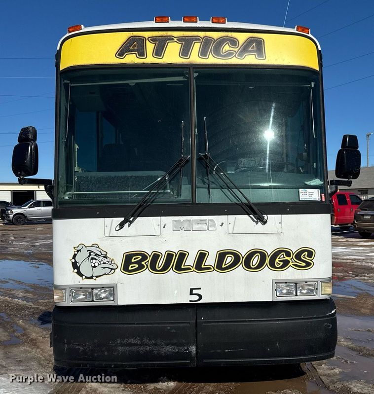 image for item DQ0448 2000 MCI 102-DL3 coach bus