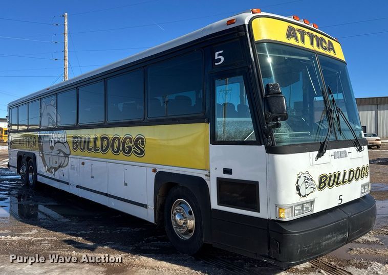 image for item DQ0448 2000 MCI 102-DL3 coach bus