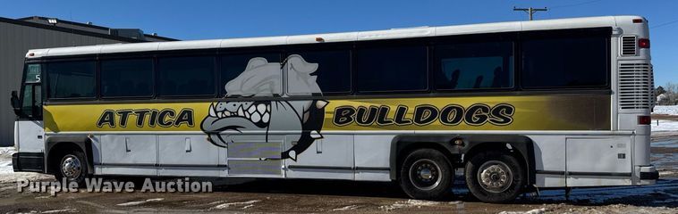 image for item DQ0448 2000 MCI 102-DL3 coach bus